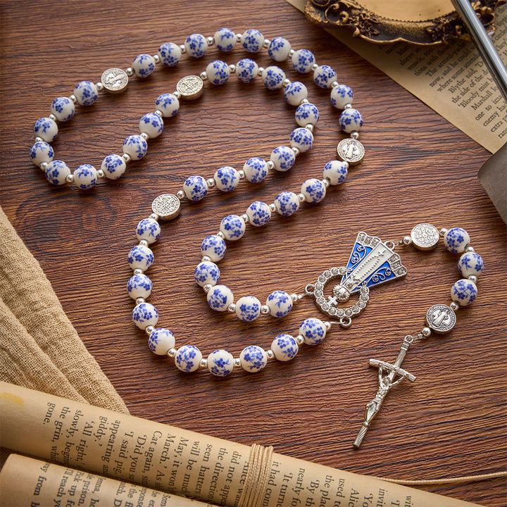 Christianartworkshop Blau-weißer Rosenkranz aus Keramik mit Blumenmuster, Benediktmedaillen und Marienverzierungen - image 3