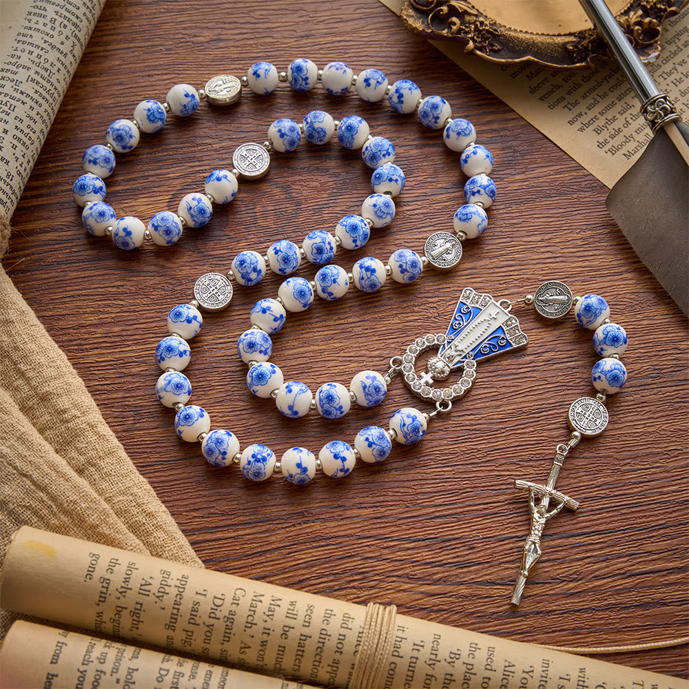 Christianartworkshop Blau-weißer Rosenkranz aus Keramik mit Blumenmuster, Benediktmedaillen und Marienverzierungen - Unsere Liebe Frau und das Kruzifix - Stil F - image 32