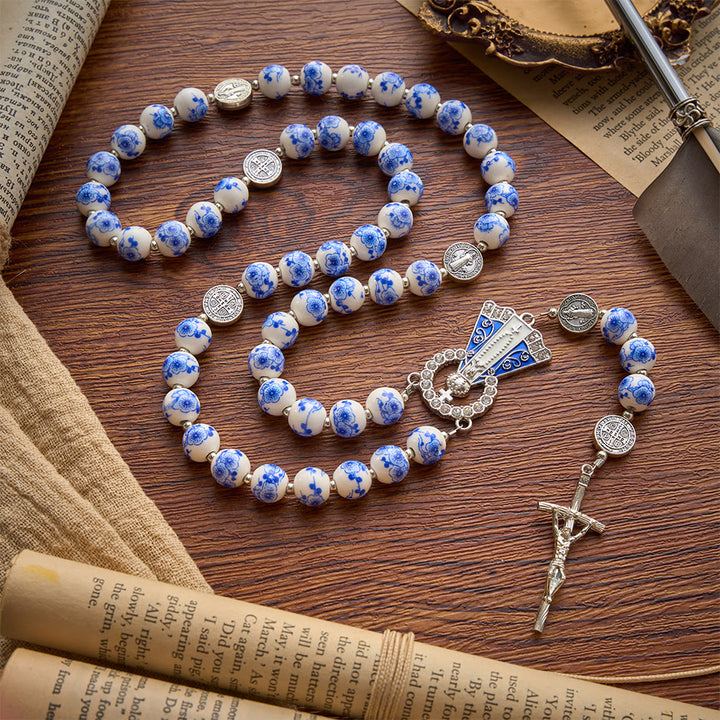 Christianartworkshop Blau-weißer Rosenkranz aus Keramik mit Blumenmuster, Benediktmedaillen und Marienverzierungen - Unsere Liebe Frau und das Kruzifix - Stil F - image 32