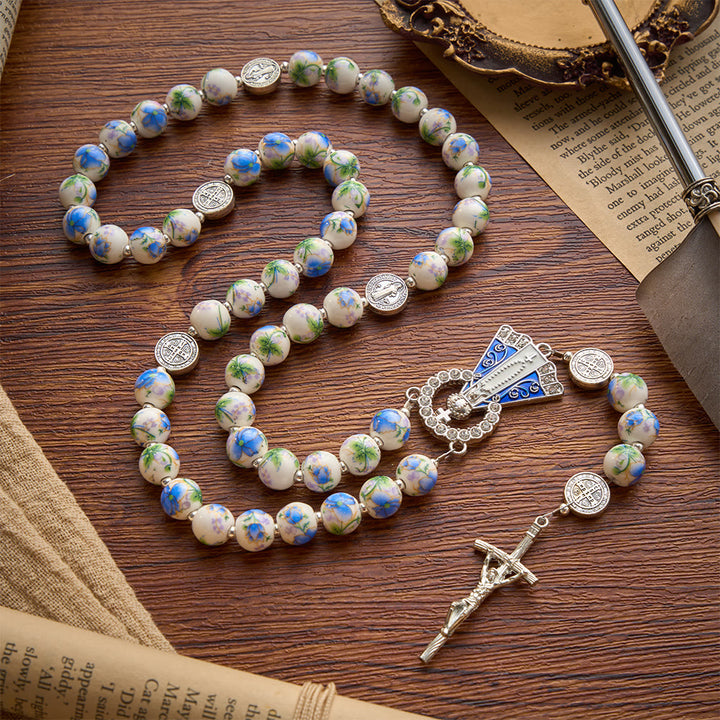 Christianartworkshop Blau-weißer Rosenkranz aus Keramik mit Blumenmuster, Benediktmedaillen und Marienverzierungen - Unsere Liebe Frau und das Kruzifix - Stil B - image 10