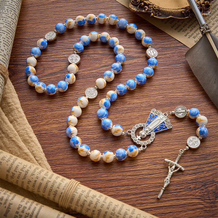 Christianartworkshop Blau-weißer Rosenkranz aus Keramik mit Blumenmuster, Benediktmedaillen und Marienverzierungen - Unsere Liebe Frau und das Kruzifix - Stil C - image 15