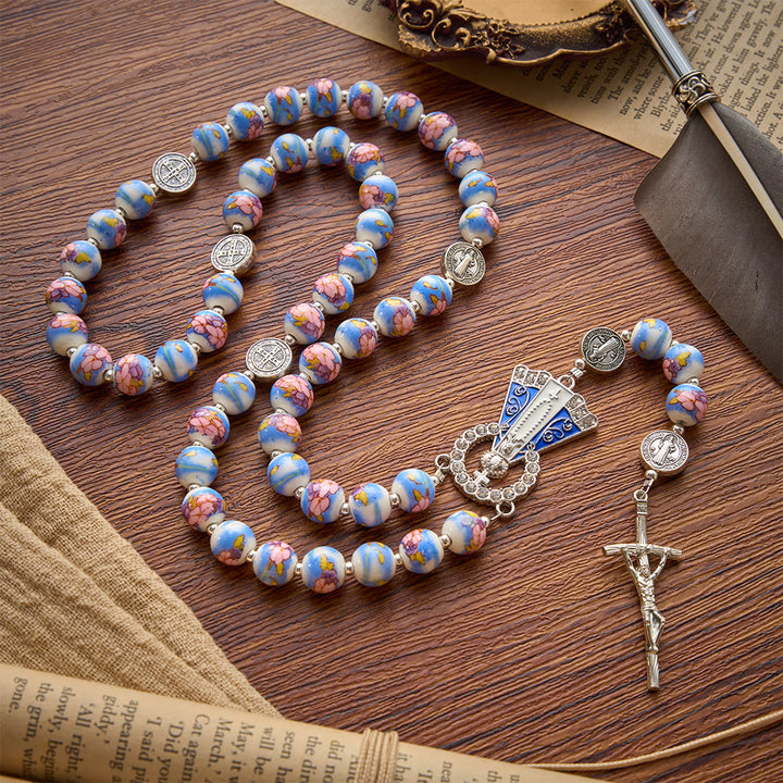 Christianartworkshop Blau-weißer Rosenkranz aus Keramik mit Blumenmuster, Benediktmedaillen und Marienverzierungen - Unsere Liebe Frau und das Kruzifix - Stil D - image 21