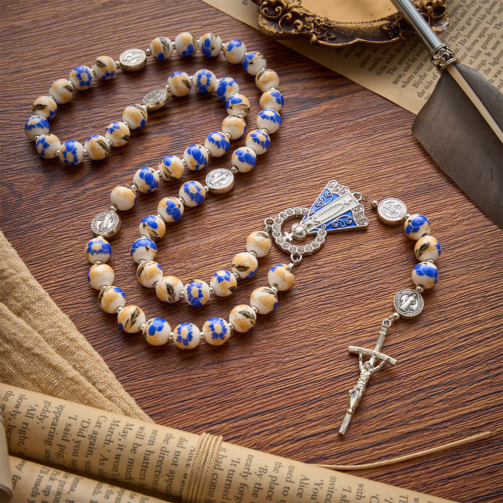Christianartworkshop Blau-weißer Rosenkranz aus Keramik mit Blumenmuster, Benediktmedaillen und Marienverzierungen - Unsere Liebe Frau und das Kruzifix - Stil E - image 27