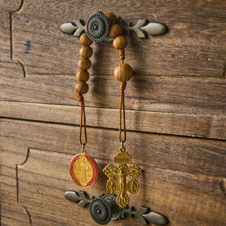 Christianartworkshop Rosenkranz-Taschenanhänger aus Olivenholzperlen fürs Auto: Symbol des beständigen himmlischen Schutzes - Der heilige Benedikt und das Kreuz - image 0