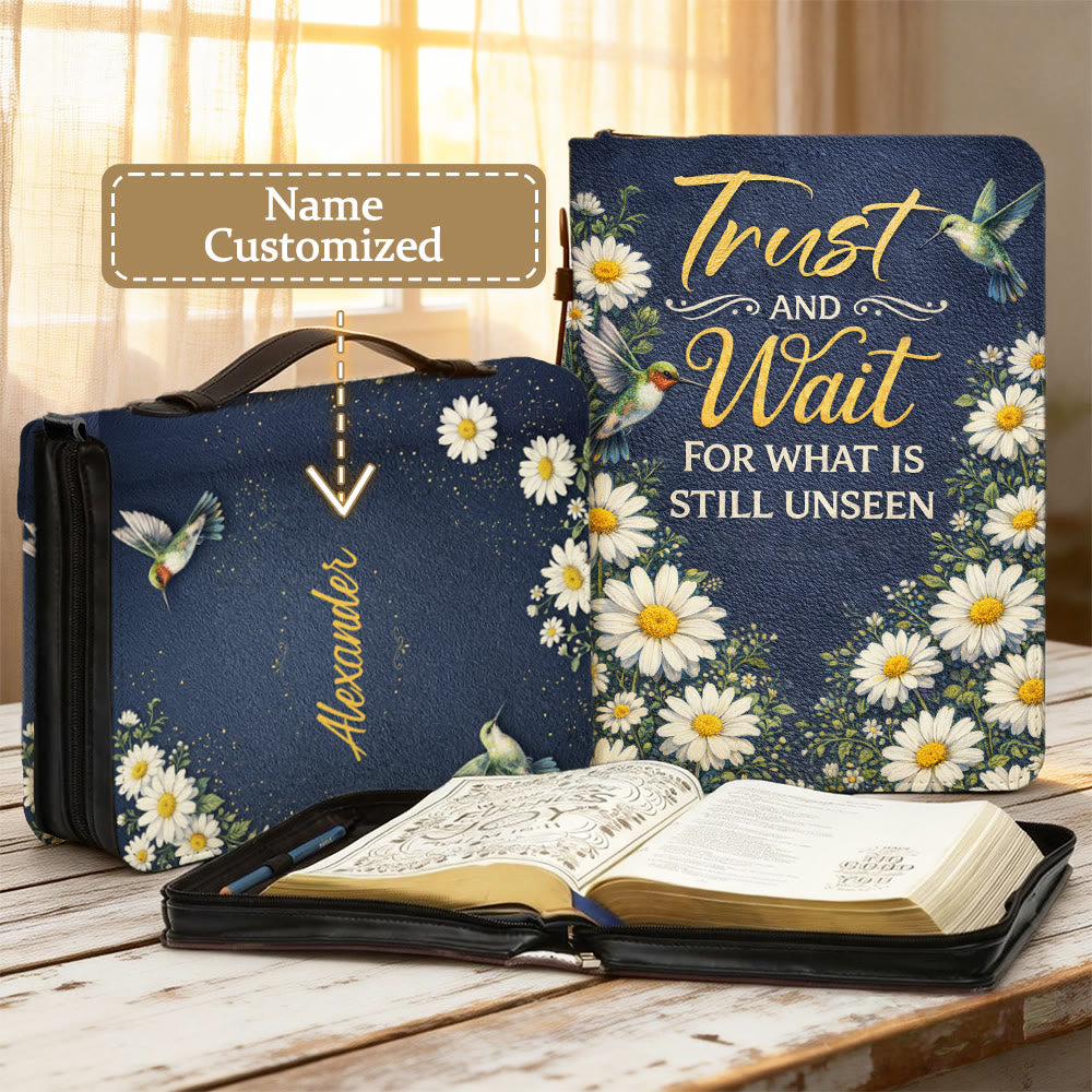 Christianartworkshop Vertrauen und Geduld Römer 8,24 Gänseblümchen & Kolibri Bibelcover - 2XL - Name Angepasst - image 0