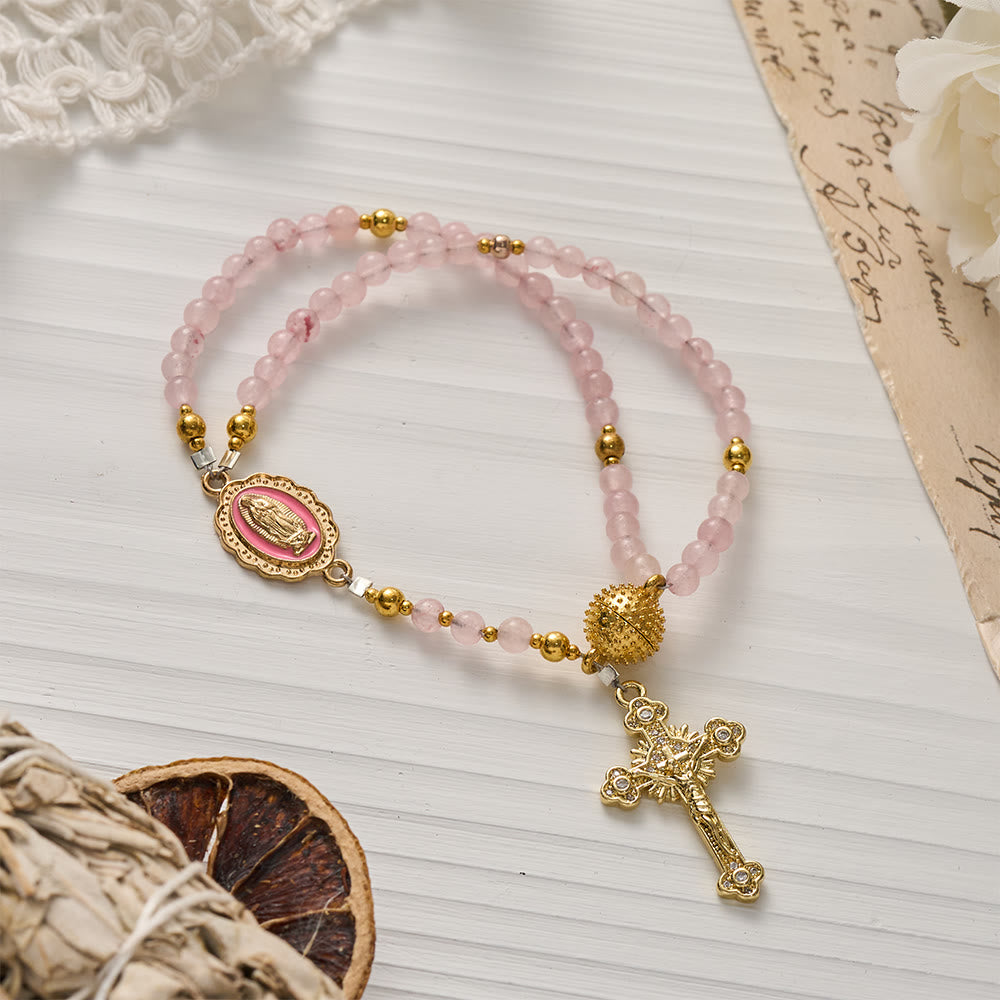 Magnetisches Rosenkranzarmband aus Erdbeerachat von Christianartworkshop : Symbol göttlicher Gnade und Reinheit - Rosa Achat (Handgelenkumfang: 18 cm) - image 1