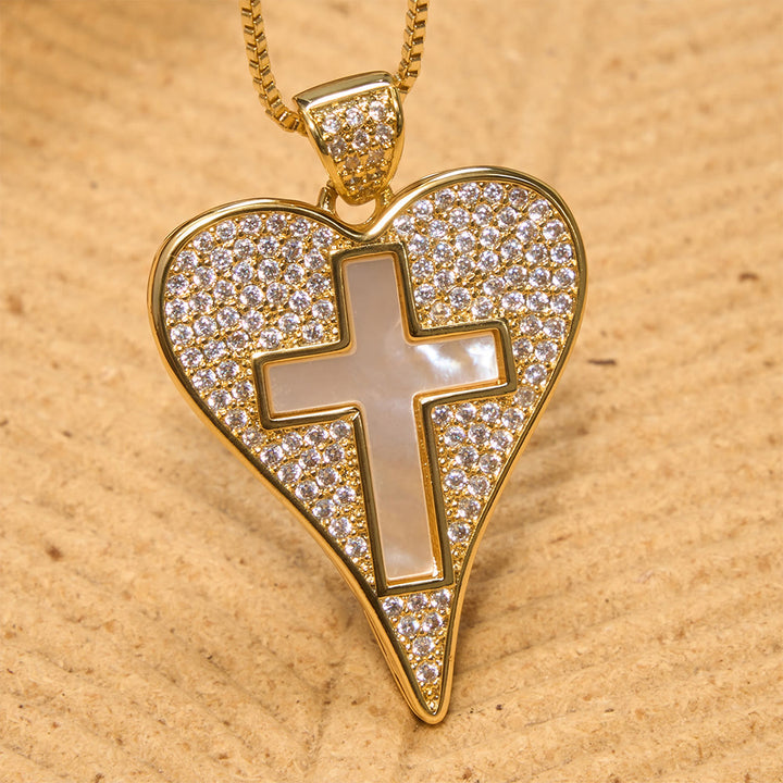 Christianartworkshop Herzförmige Halskette mit Zirkonia-Pavé und Perlmuttkreuz: Symbol aufrichtiger himmlischer Hingabe - image 4