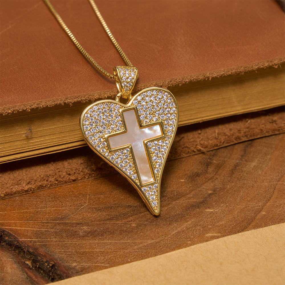 Christianartworkshop Herzförmige Halskette mit Zirkonia-Pavé und Perlmuttkreuz: Symbol aufrichtiger himmlischer Hingabe - Kreuzen - image 0