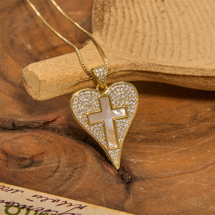 Christianartworkshop Herzförmige Halskette mit Zirkonia-Pavé und Perlmuttkreuz: Symbol aufrichtiger himmlischer Hingabe - image 1