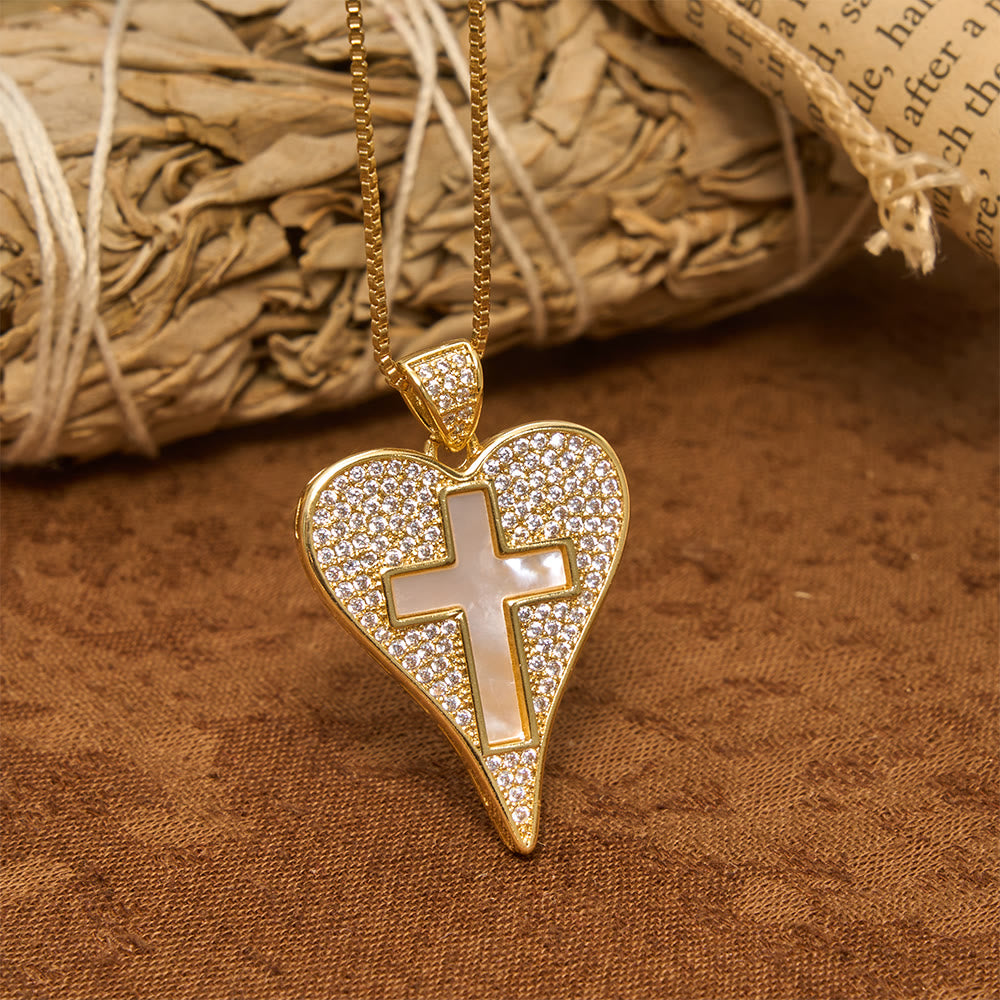 Christianartworkshop Herzförmige Halskette mit Zirkonia-Pavé und Perlmuttkreuz: Symbol aufrichtiger himmlischer Hingabe - image 2