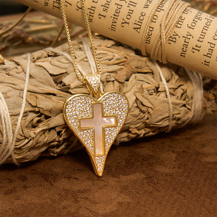 Christianartworkshop Herzförmige Halskette mit Zirkonia-Pavé und Perlmuttkreuz: Symbol aufrichtiger himmlischer Hingabe - image 3