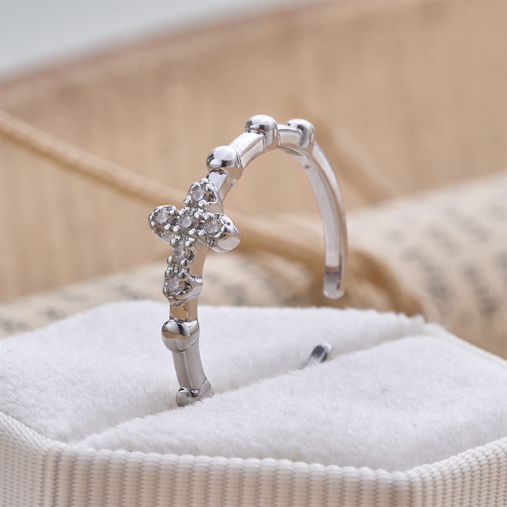 Christianartworkshop Zarter, segmentierter Ring mit funkelndem Kreuz: Symbol unerschütterlicher, stiller Hoffnung - Kruzifix (Geeignet für US-Größen 6-9) - image 0
