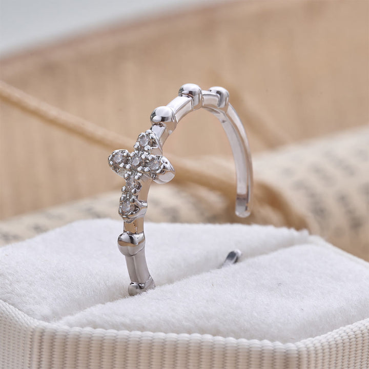 Christianartworkshop Zarter, segmentierter Ring mit funkelndem Kreuz: Symbol unerschütterlicher, stiller Hoffnung - Kruzifix (Geeignet für US-Größen 6-9) - image 0