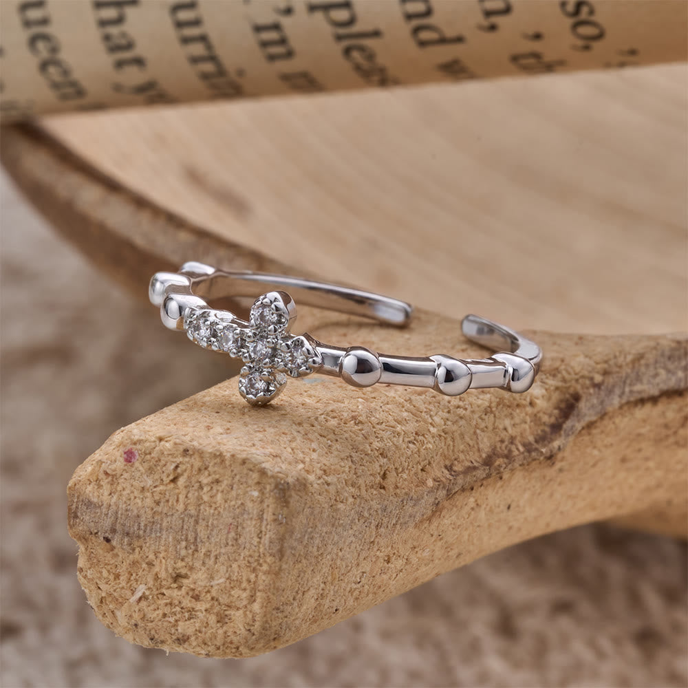 Christianartworkshop Zarter, segmentierter Ring mit funkelndem Kreuz: Symbol unerschütterlicher, stiller Hoffnung - image 2