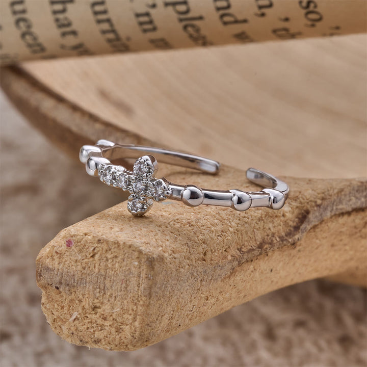 Christianartworkshop Zarter, segmentierter Ring mit funkelndem Kreuz: Symbol unerschütterlicher, stiller Hoffnung - image 2