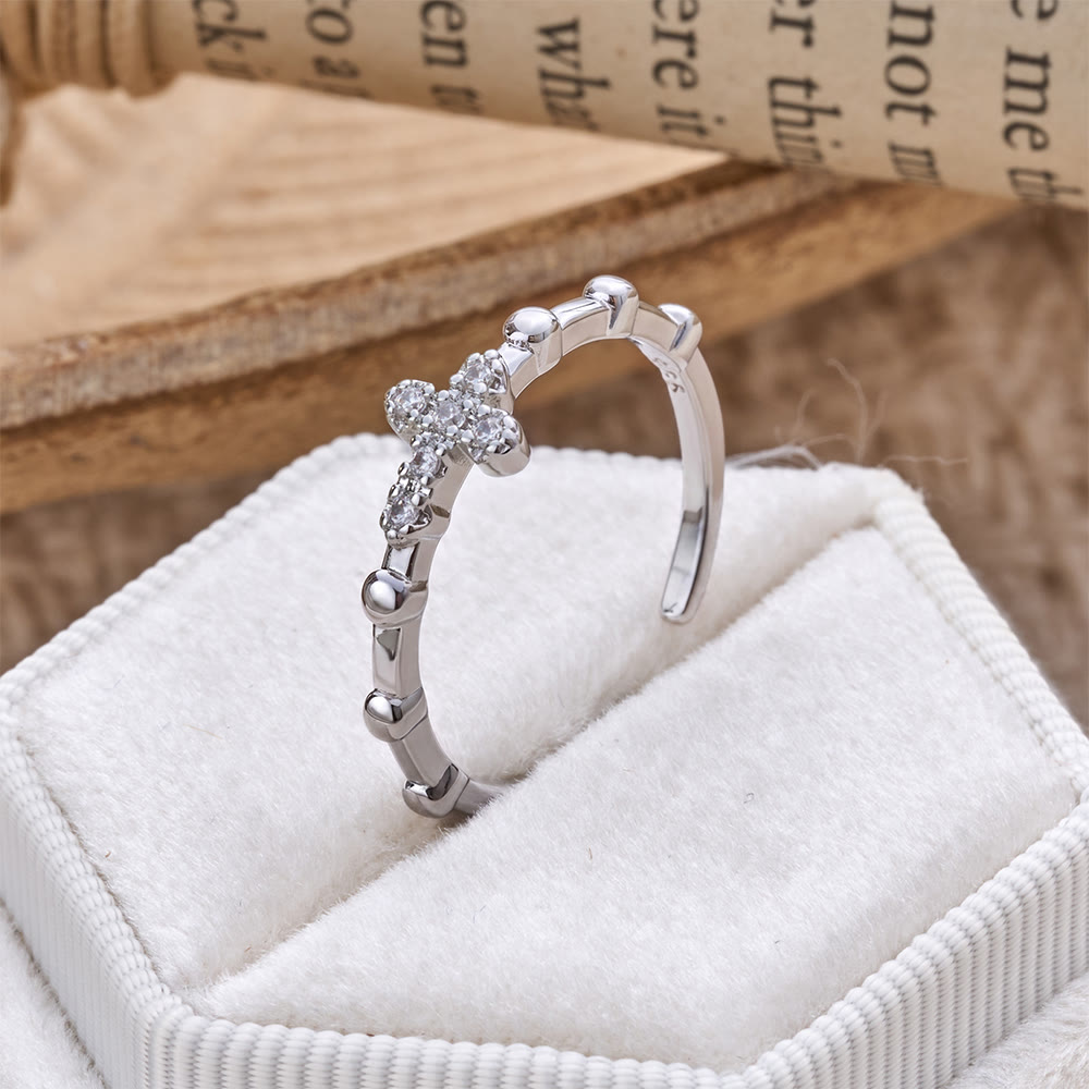 Christianartworkshop Zarter, segmentierter Ring mit funkelndem Kreuz: Symbol unerschütterlicher, stiller Hoffnung - image 1