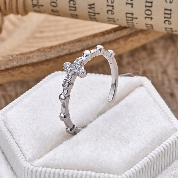 Christianartworkshop Zarter, segmentierter Ring mit funkelndem Kreuz: Symbol unerschütterlicher, stiller Hoffnung - image 1