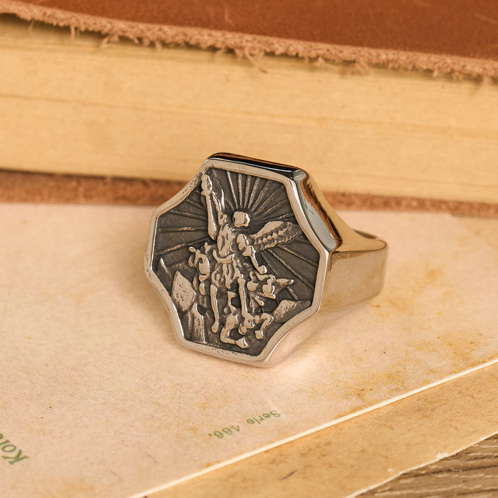 Christianartworkshop Achteckiger Ring mit geprägtem Erzengel-Motiv: Symbol tapferen himmlischen Schutzes - image 6