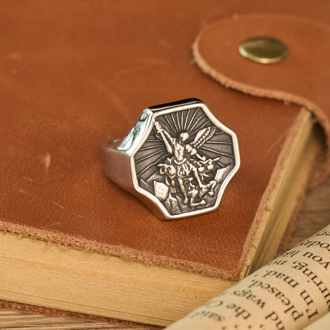 Christianartworkshop Achteckiger Ring mit geprägtem Erzengel-Motiv: Symbol tapferen himmlischen Schutzes - image 5