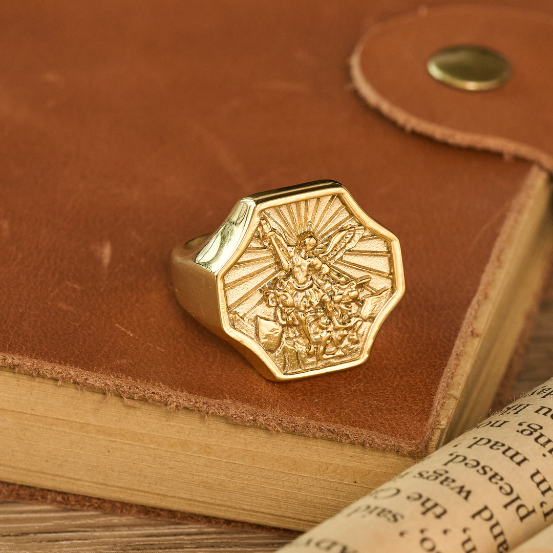 Christianartworkshop Achteckiger Ring mit geprägtem Erzengel-Motiv: Symbol tapferen himmlischen Schutzes - image 2