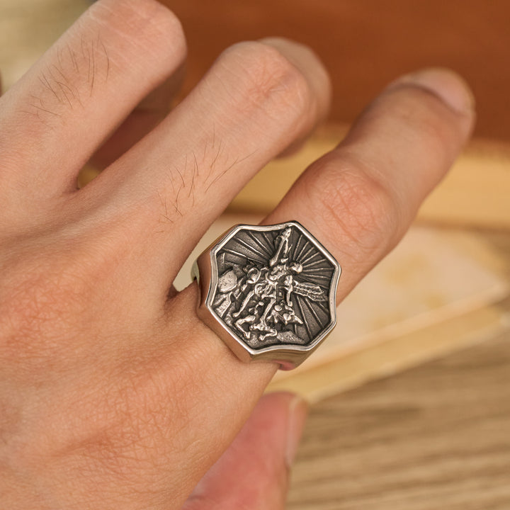 Christianartworkshop Achteckiger Ring mit geprägtem Erzengel-Motiv: Symbol tapferen himmlischen Schutzes - Silber - US 13 - image 4