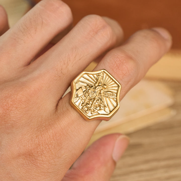 Christianartworkshop Achteckiger Ring mit geprägtem Erzengel-Motiv: Symbol tapferen himmlischen Schutzes - Golden - US 13 - image 1