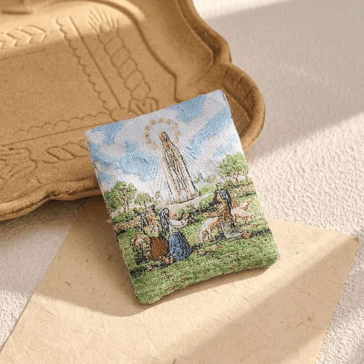 Christianartworkshop Rosenkranzetui aus bedrucktem Stoff mit heiligen Figuren: Zeichen des sanften göttlichen Friedens - Marienerscheinung von Lourdes - image 3