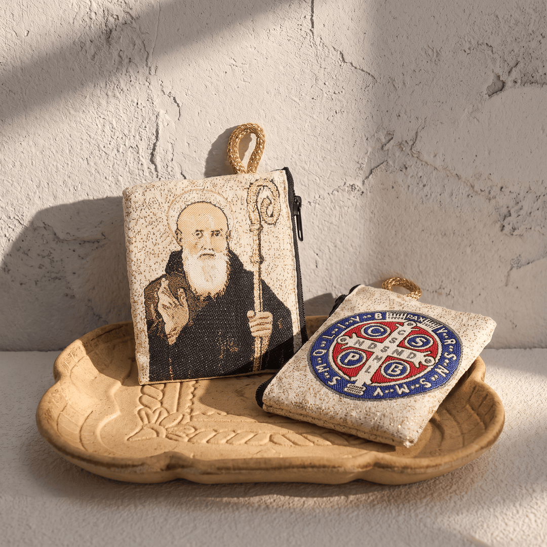 Christianartworkshop Rosenkranzetui aus bedrucktem Stoff mit heiligen Figuren: Zeichen des sanften göttlichen Friedens - Der heilige Benedikt - image 0