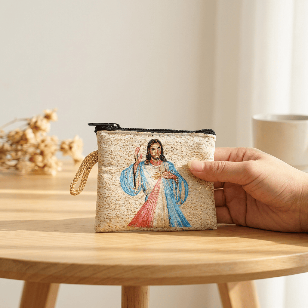 Christianartworkshop Rosenkranzetui aus bedrucktem Stoff mit heiligen Figuren: Zeichen des sanften göttlichen Friedens - Jesus - image 2