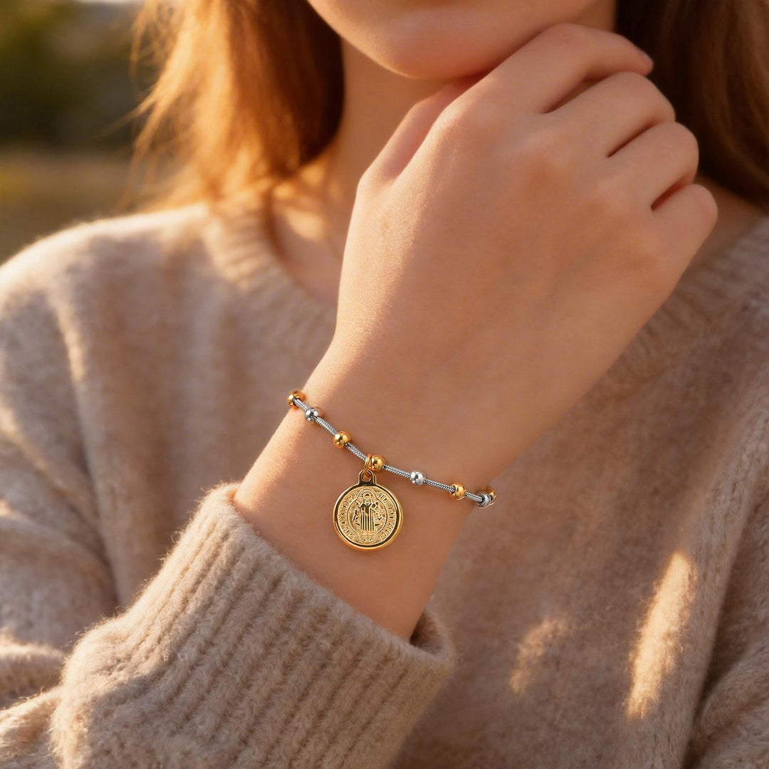 Christianartworkshop Armband mit strukturierter Perlenkette und Medaille: Symbol für anhaltende innere Stärke - Hl. Benedikt & Kruzifix – Gold/Silber - image 29