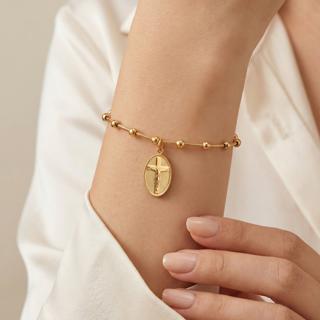 Christianartworkshop Armband mit strukturierter Perlenkette und Medaille: Symbol für anhaltende innere Stärke - Lateinisches Kreuz – Golden - image 7