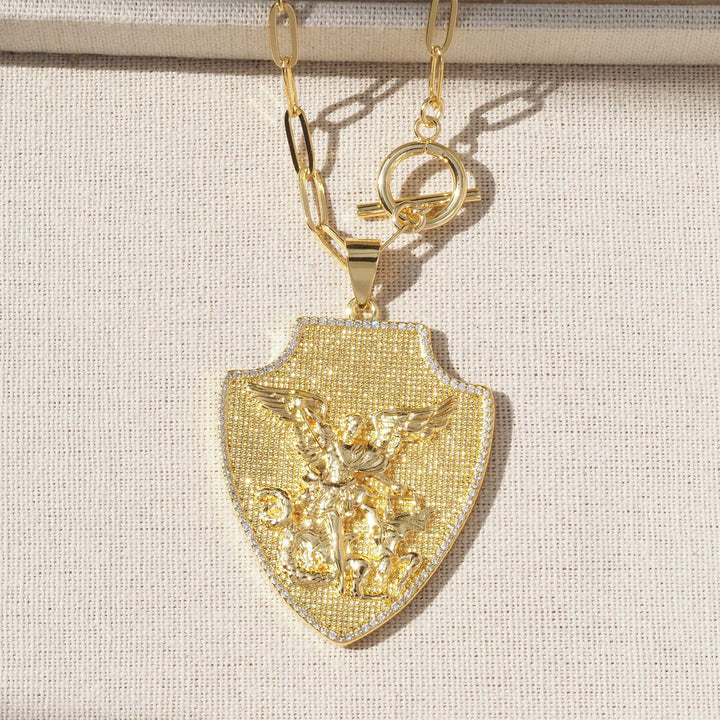 Christianartworkshop Aufwendig verzierte, schildförmige Heiligenanhänger-Halskette: Symbol himmlischen Schutzes - Goldfarbener Anhänger mit strukturierter Schildform und St.-Michael-Motiv - image 3