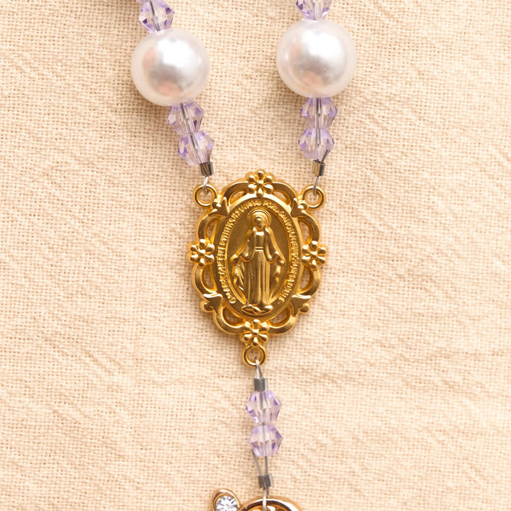 Christianartworkshop Glänzender Rosenkranz aus Perlenimitat mit antikem, vergoldetem INRI-Kreuz und heiligem Medaillon - image 6