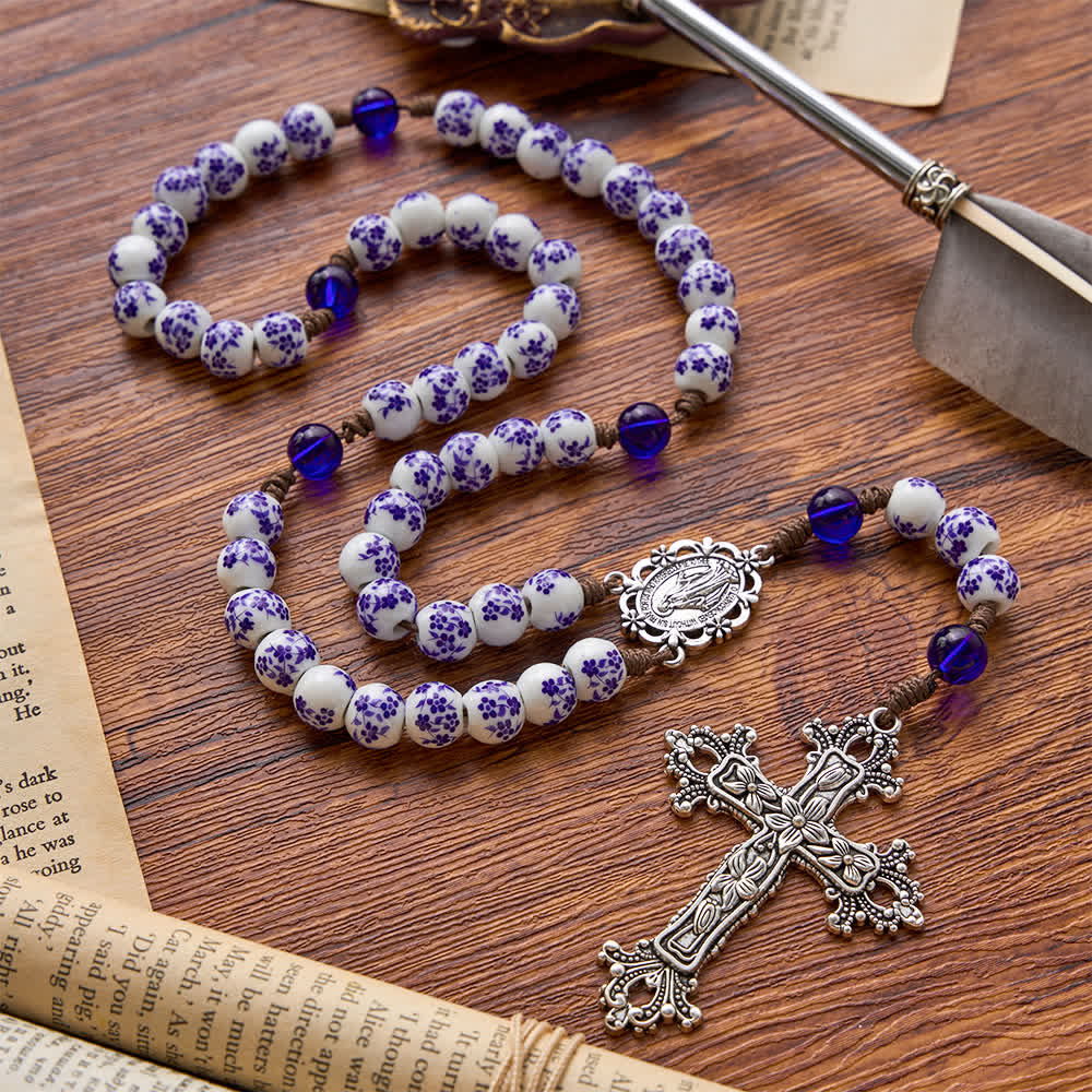 Christianartworkshop Rosenkranz aus blau-weißem Porzellan mit floralem Muster, silbernem Kreuz und Marienmedaille - Rosenkranz aus blau-weißem Porzellan - image 0