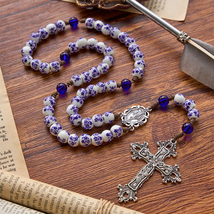 Christianartworkshop Rosenkranz aus blau-weißem Porzellan mit floralem Muster, silbernem Kreuz und Marienmedaille - Rosenkranz aus blau-weißem Porzellan - image 0