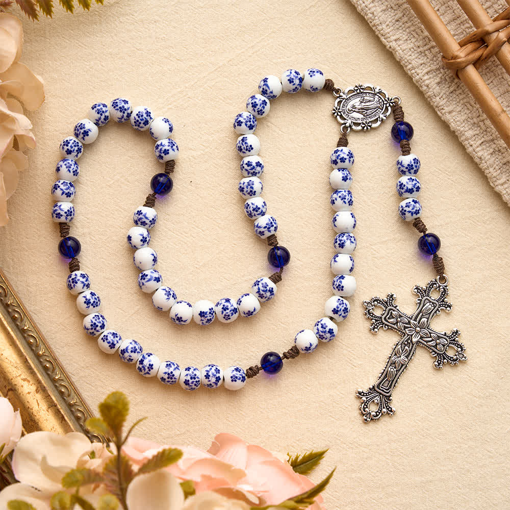 Christianartworkshop Rosenkranz aus blau-weißem Porzellan mit floralem Muster, silbernem Kreuz und Marienmedaille - image 3