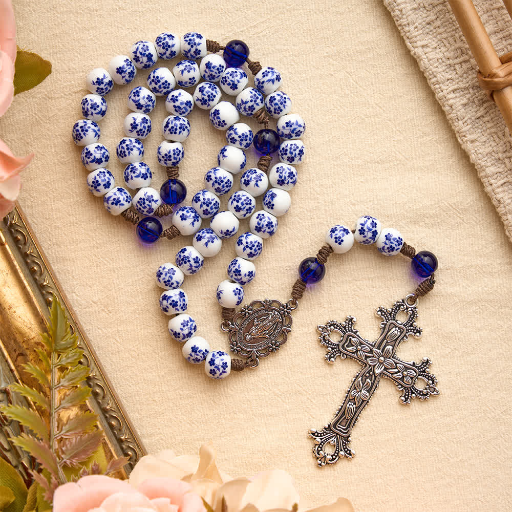 Christianartworkshop Rosenkranz aus blau-weißem Porzellan mit floralem Muster, silbernem Kreuz und Marienmedaille - image 2