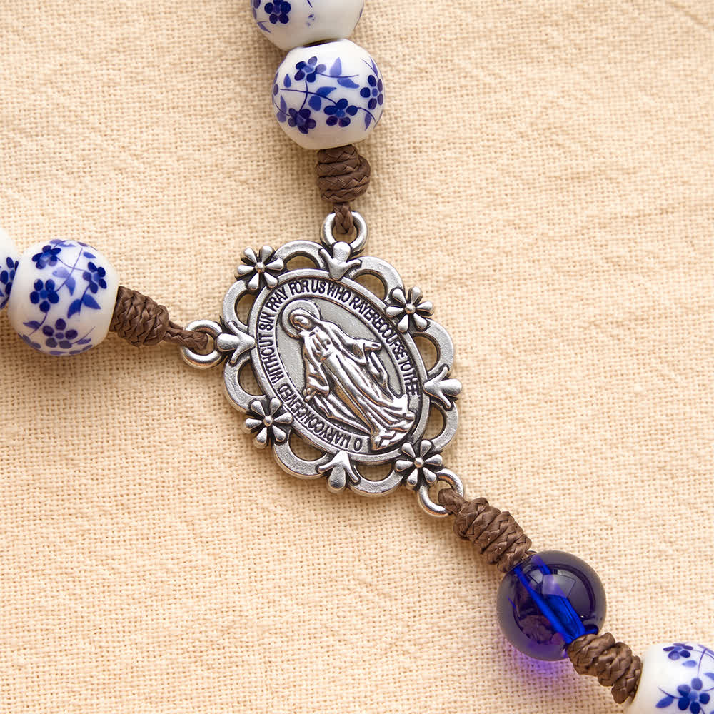 Christianartworkshop Rosenkranz aus blau-weißem Porzellan mit floralem Muster, silbernem Kreuz und Marienmedaille - image 6