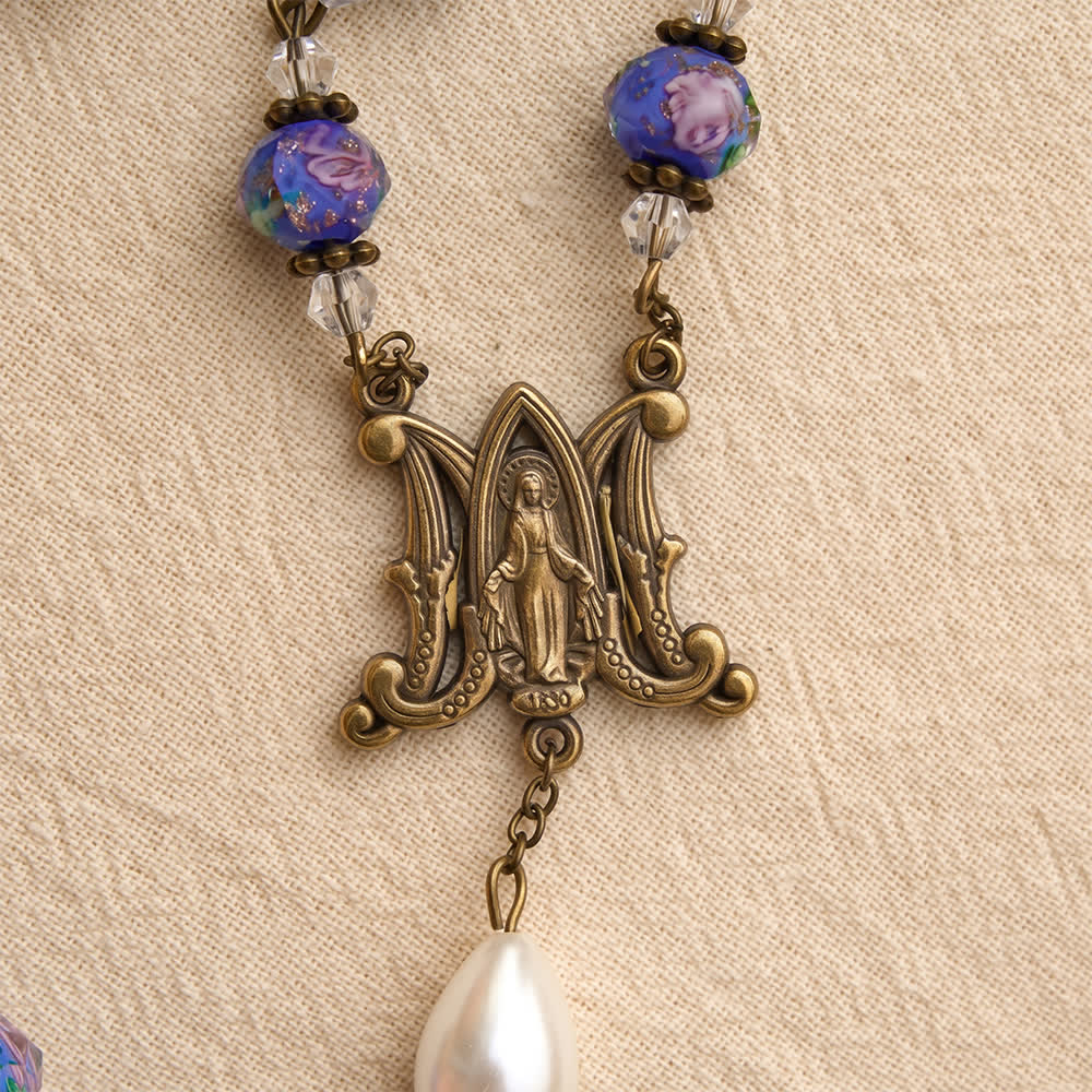 Christianartworkshop Rosenkranz aus antikfarbenen, blauen Glasperlen mit floralem Muster, Marienmedaillon und detailliertem Kruzifix - image 6