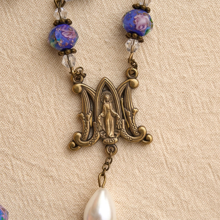 Christianartworkshop Rosenkranz aus antikfarbenen, blauen Glasperlen mit floralem Muster, Marienmedaillon und detailliertem Kruzifix - image 6