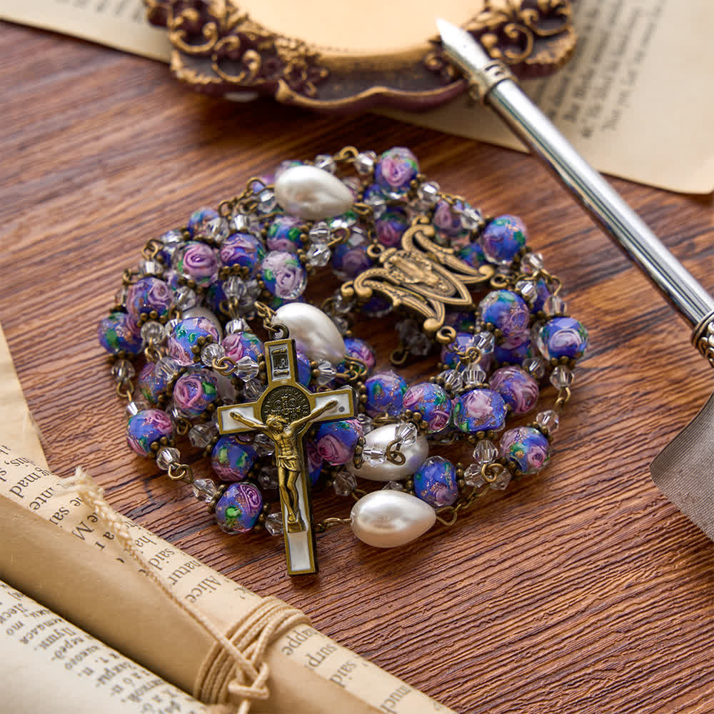 Christianartworkshop Rosenkranz aus antikfarbenen, blauen Glasperlen mit floralem Muster, Marienmedaillon und detailliertem Kruzifix - image 4