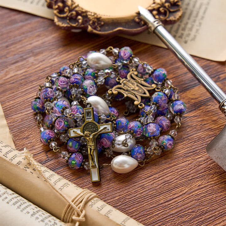 Christianartworkshop Rosenkranz aus antikfarbenen, blauen Glasperlen mit floralem Muster, Marienmedaillon und detailliertem Kruzifix - image 4