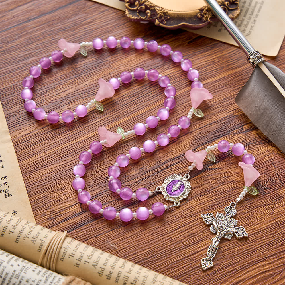 Christianartworkshop Rosenkranz aus leuchtenden Harzperlen in Katzenaugenform mit zarten Lilienverzierungen: Symbol sanften himmlischen Trostes - Rosenkranz aus lila Lilienperlen - image 0