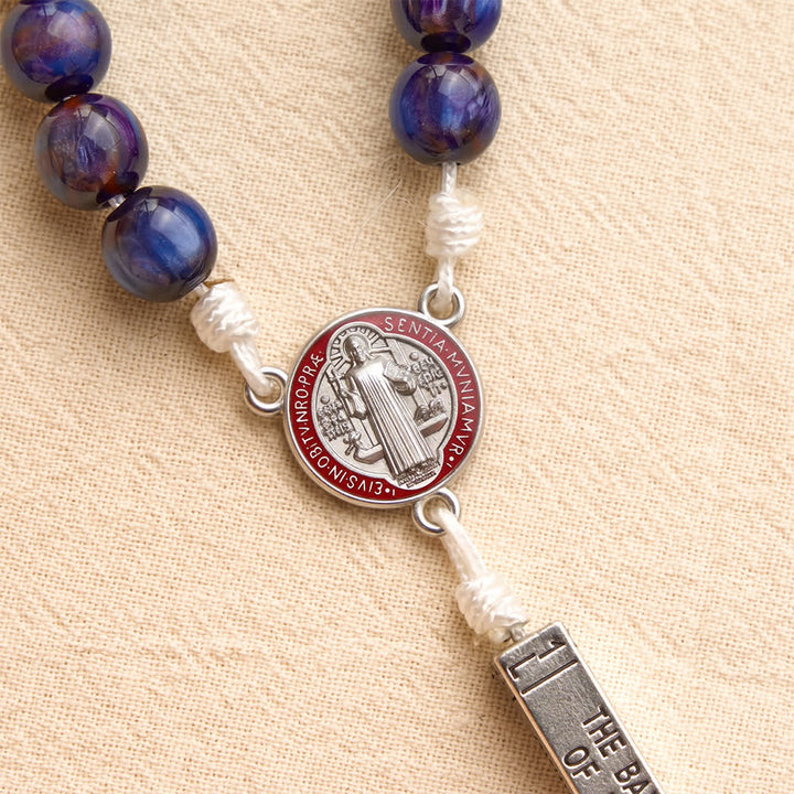 Christianartworkshop Rosenkranz aus Harzperlen mit gravierten Bibelversen und dem St.-Benedikt-Kreuz: Symbol für konzentrierten himmlischen Trost - image 6