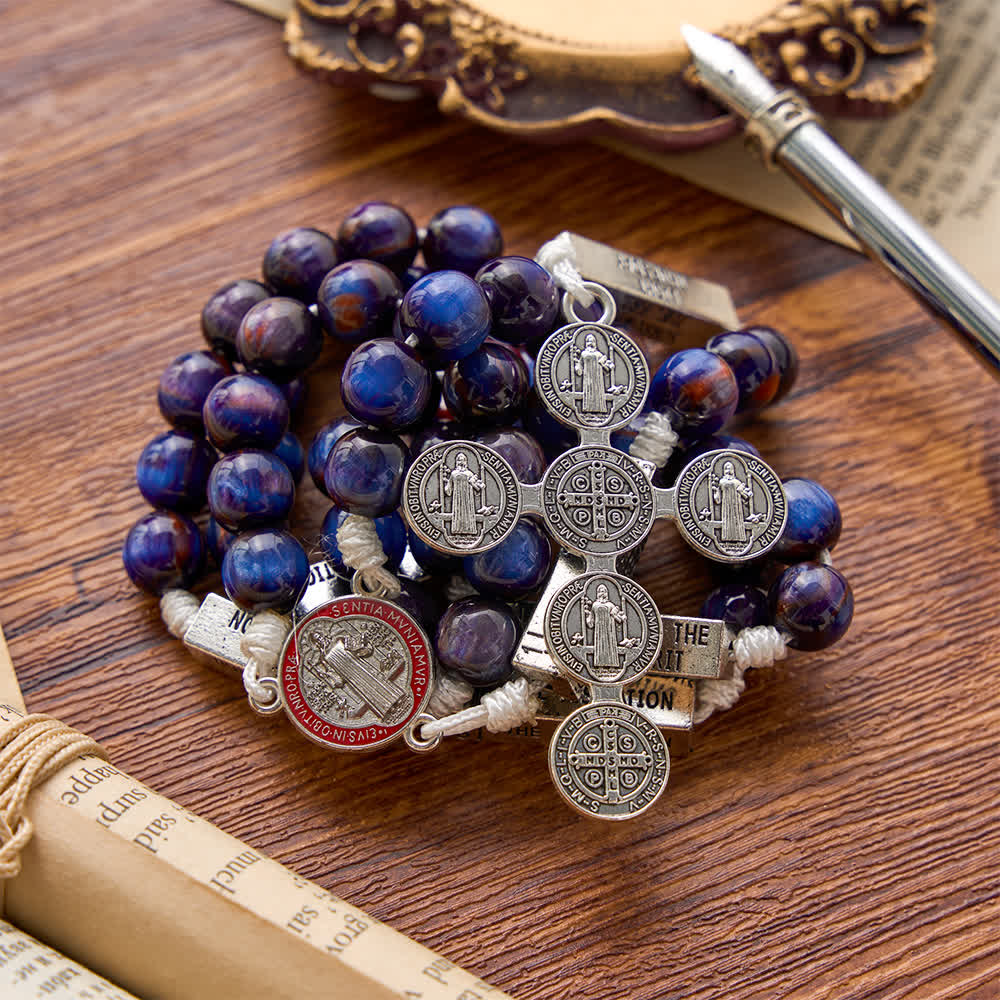 Christianartworkshop Rosenkranz aus Harzperlen mit gravierten Bibelversen und dem St.-Benedikt-Kreuz: Symbol für konzentrierten himmlischen Trost - image 4