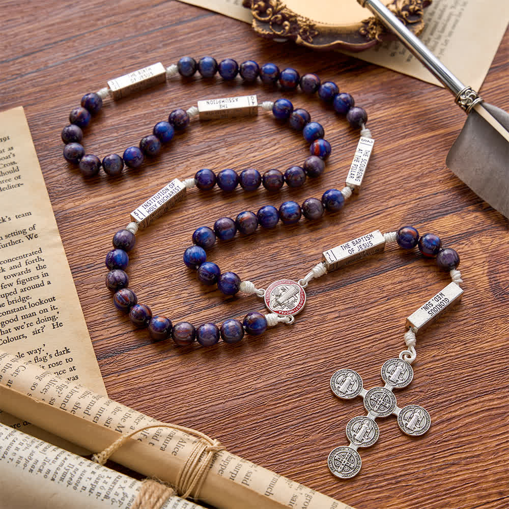 Christianartworkshop Rosenkranz aus Harzperlen mit gravierten Bibelversen und dem St.-Benedikt-Kreuz: Symbol für konzentrierten himmlischen Trost - image 3