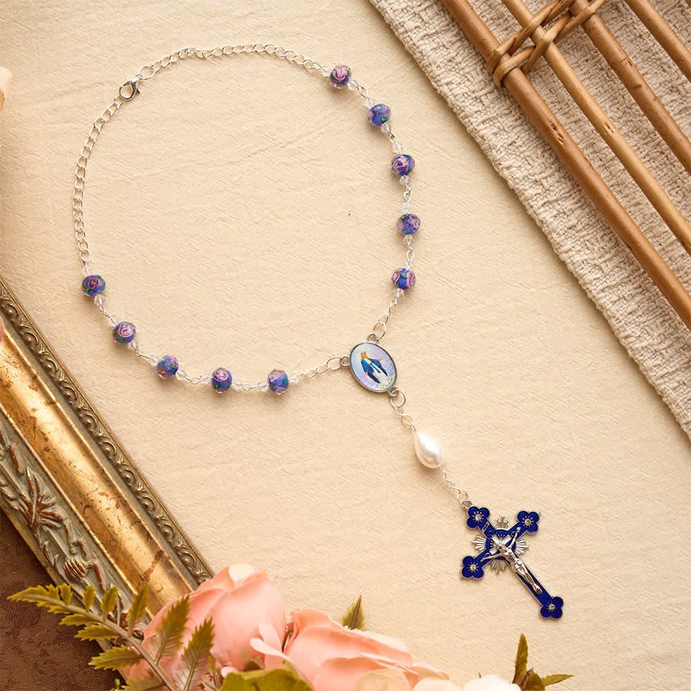 Christianartworkshop Kompakter Rosenkranz aus Glas mit Blumenmuster für Tasche und Auto mit Marienmedaillon: Symbol sanften himmlischen Trostes - image 2