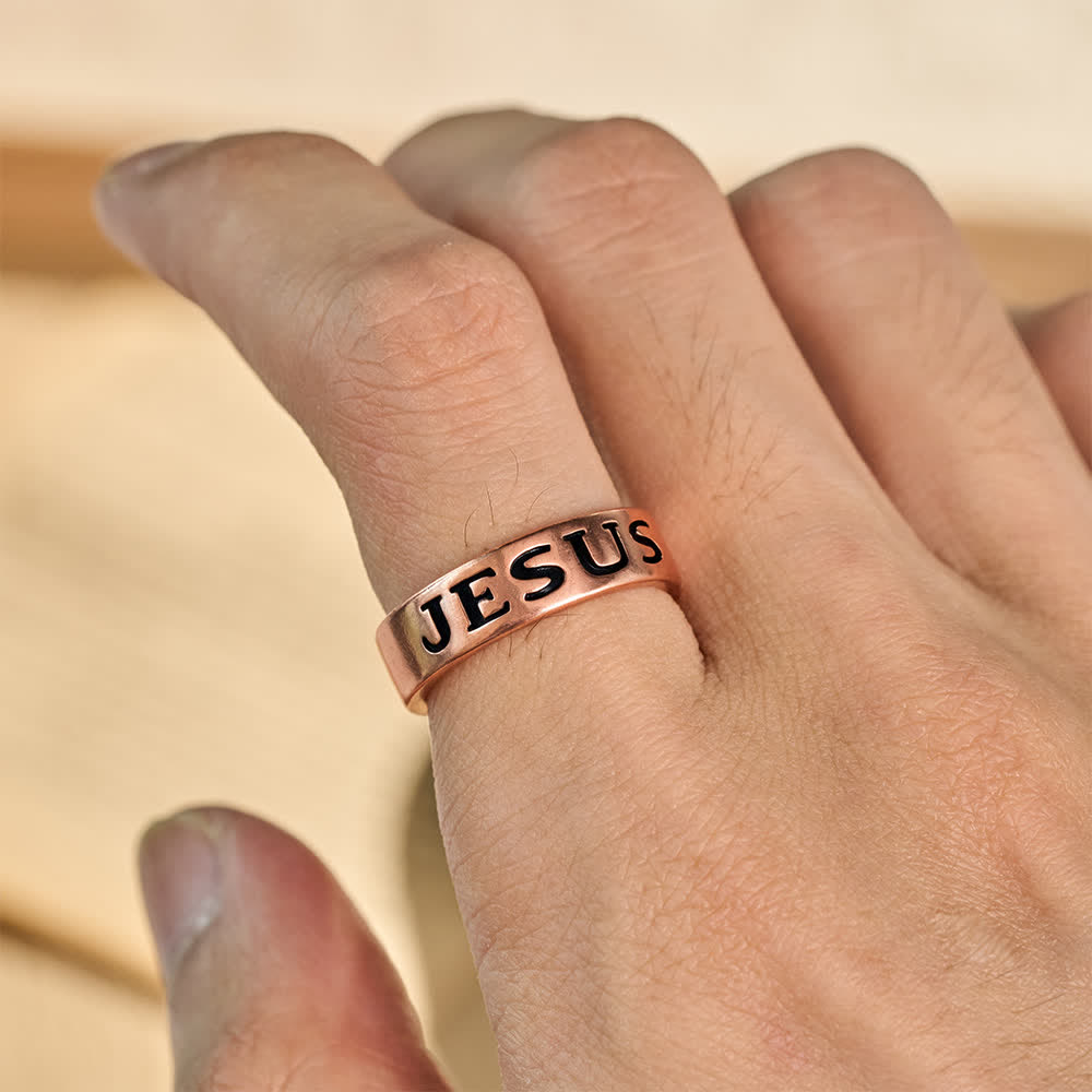 Christianartworkshop Klassischer offener Ring mit Jesus-Gravur: Träger zeitloser Ruhe und spirituellen Friedens - image 1
