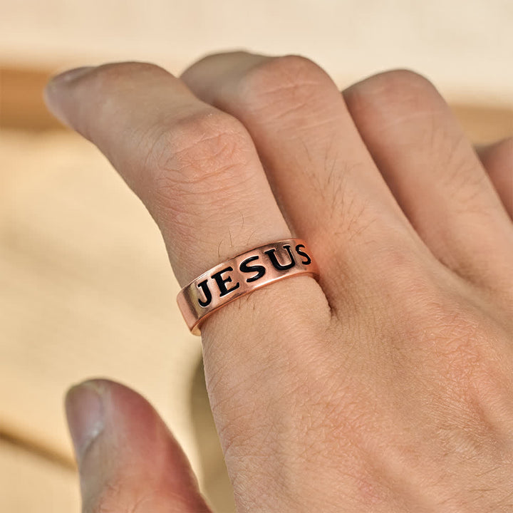 Christianartworkshop Klassischer offener Ring mit Jesus-Gravur: Träger zeitloser Ruhe und spirituellen Friedens - image 1
