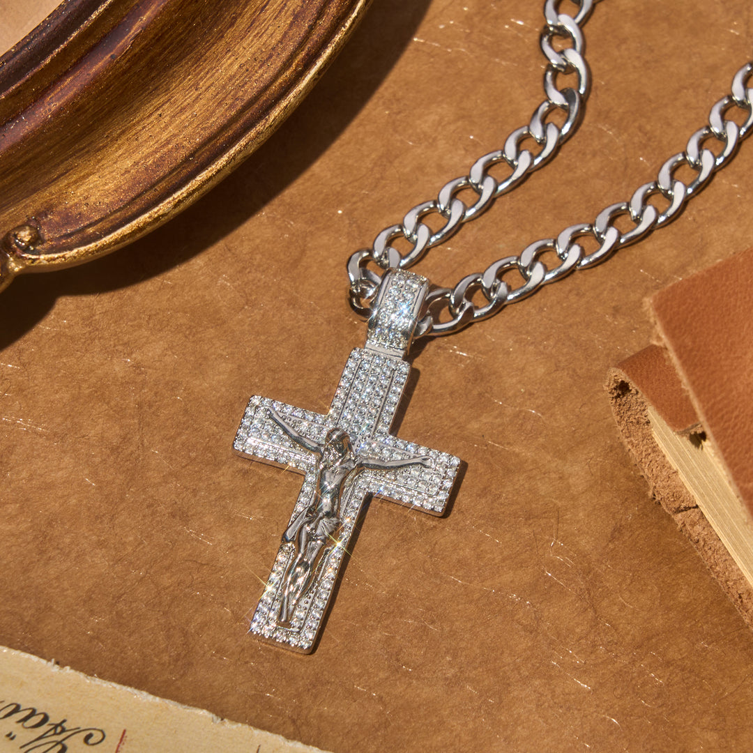 Christianartworkshop Glamouröses, funkelndes Kruzifix-Halsband mit Panzerkette: Ein tragbarer Talisman zeitloser, himmlischer Anmut - image 2